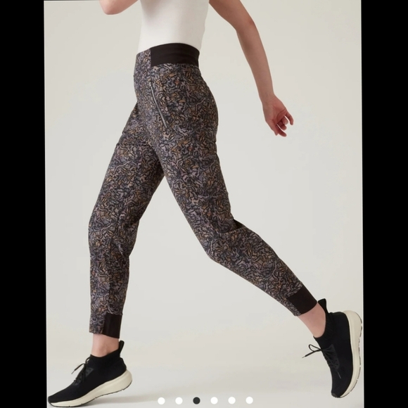 Athleta Trekkie North Jogger Tapered Workout Pants Size 8 - Picture 1 of 10